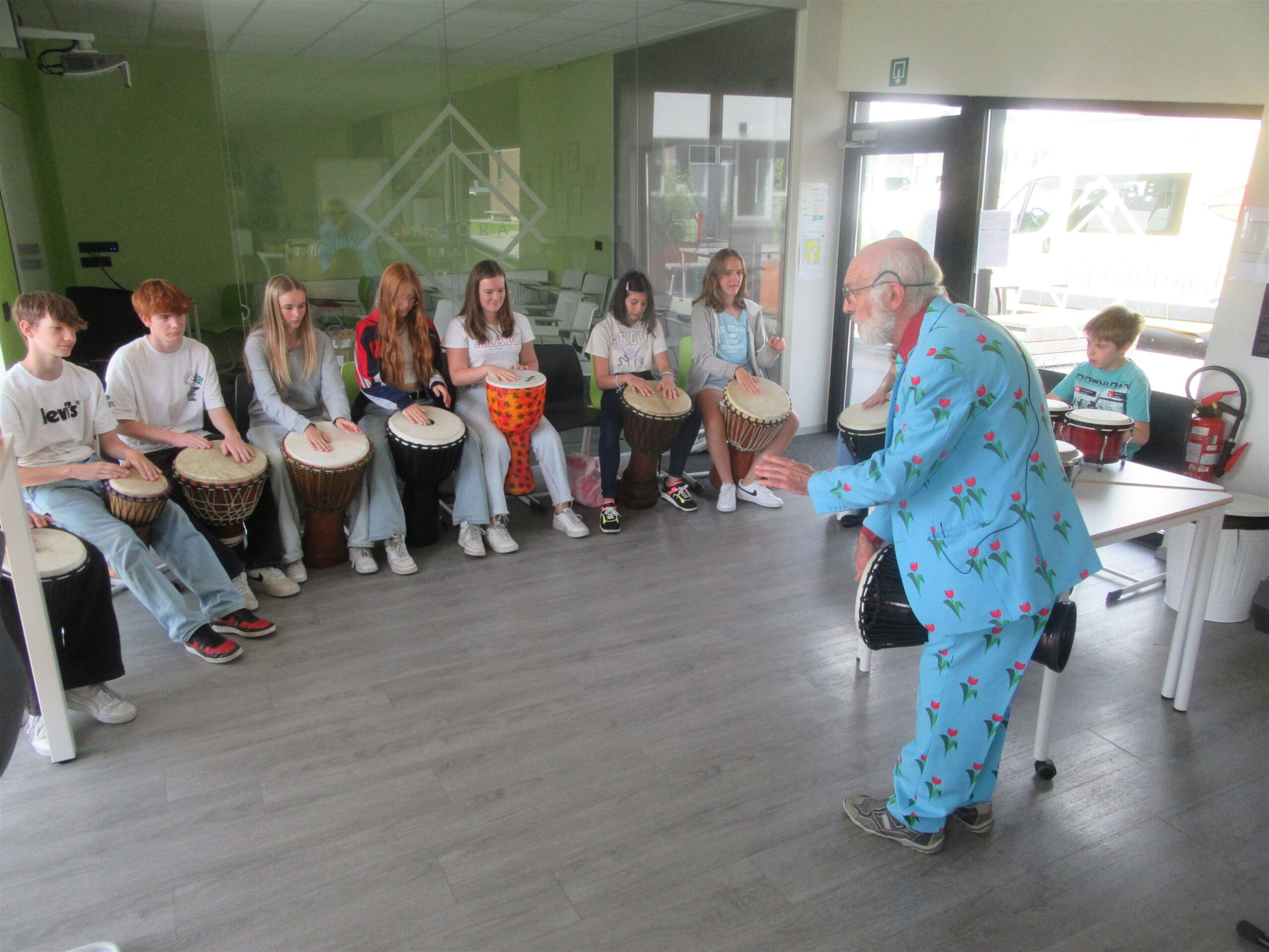 Fotoverslag: Leerlingen zomerschool krijgen creatieve workshops rond tatoeages tekenen, muziekinstrumenten bespelen en debatteren!