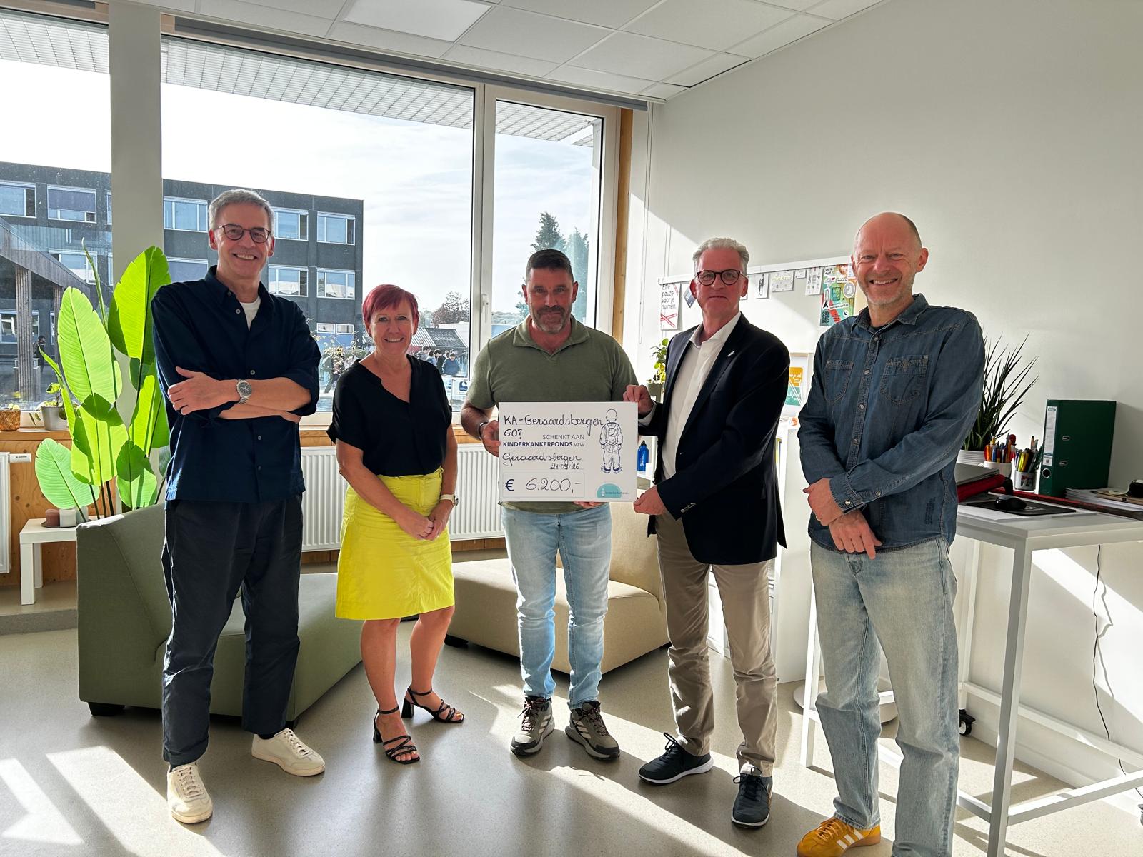 GO! atheneum Geraardsbergen haalt 6.200 euro op voor Kinderkankerfonds met loodzware MESA-mars van Defensie
